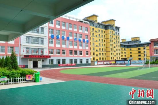 圖為化隆縣第一小學(xué)。　魯?shù)り枴z