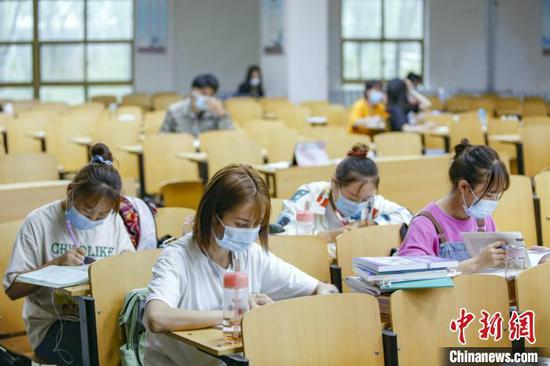 資料圖：學生在圖書館自習室內(nèi)學習?！⑾A 攝