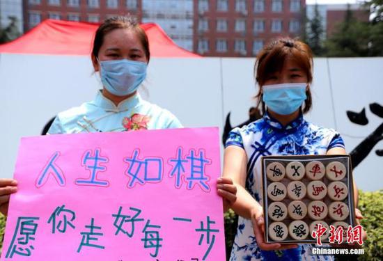 資料圖：2020年7月河南鄭州一高考考點(diǎn)，考生家長送考 中新社記者 王中舉 攝