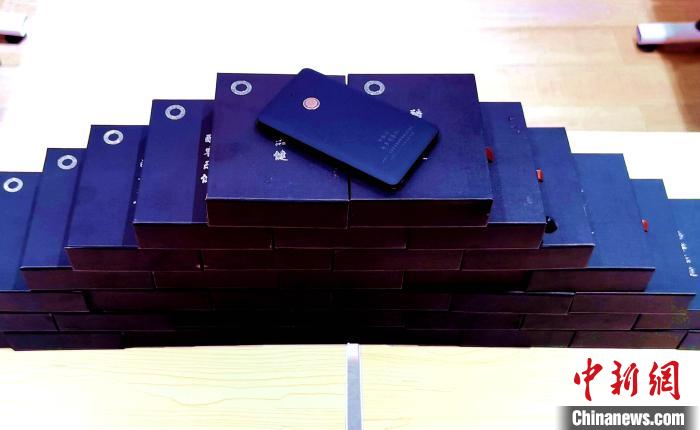 圖為西藏高山文化發(fā)展基金會向聶榮縣完全小學(xué)捐助的“電子健康體檢儀”?！∮谫e 攝