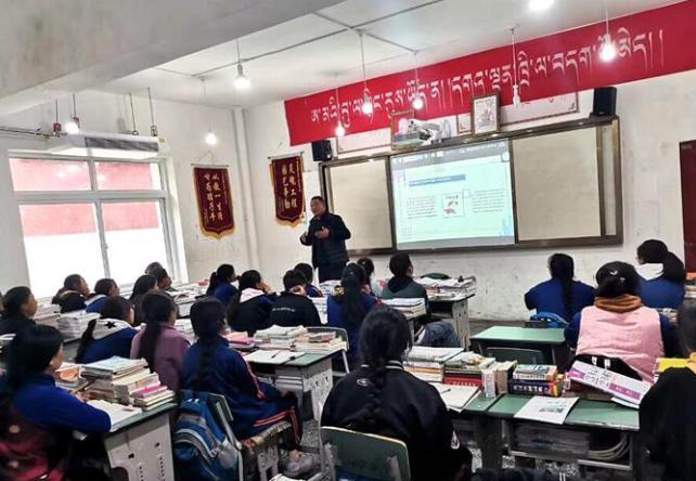 學(xué)生在免費(fèi)輔導(dǎo)班上課?！∧岈敵?攝