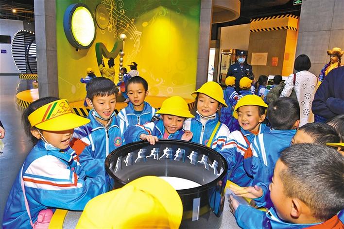 圖為10月29日，一年級(jí)的同學(xué)們在科技館參觀體驗(yàn)。李洲 攝.jpg