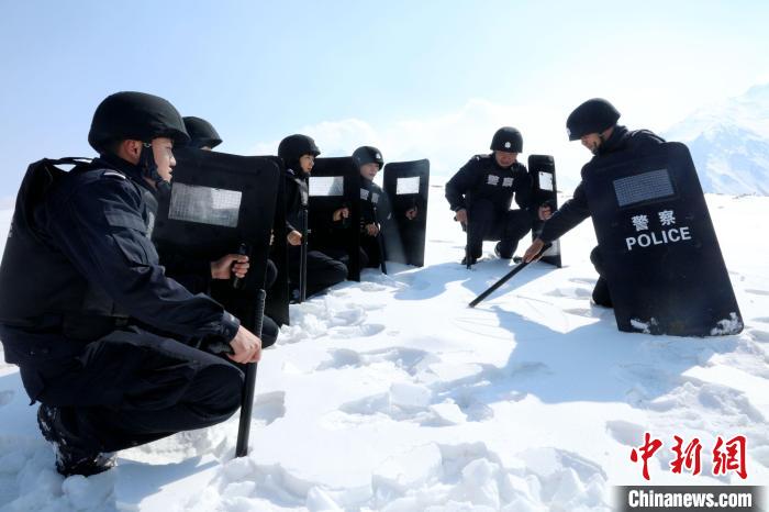 圖為扎西堅參與隊友在巡邏途中?！≡鲌詤⒐﹫D