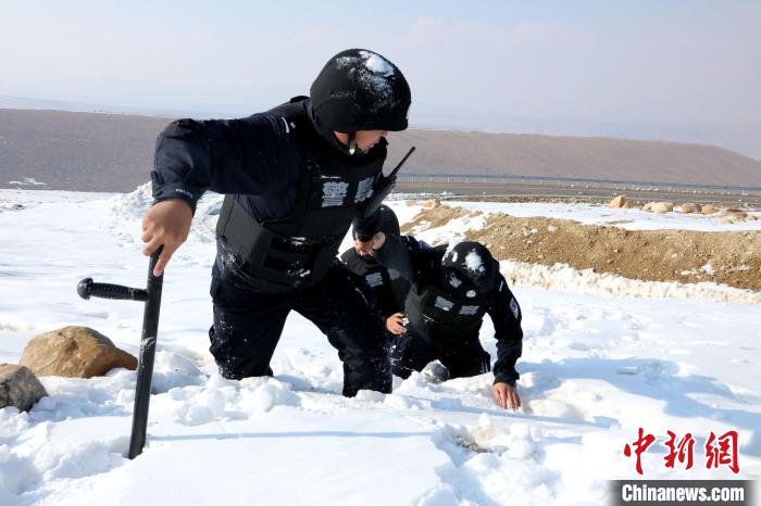 圖為扎西堅參與隊友在巡邏途中?！≡鲌詤⒐﹫D