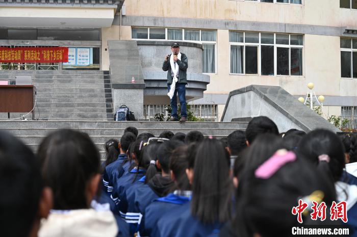 圖為西藏大學(xué)教授寧長春為中學(xué)生授課?！≮w朗 攝