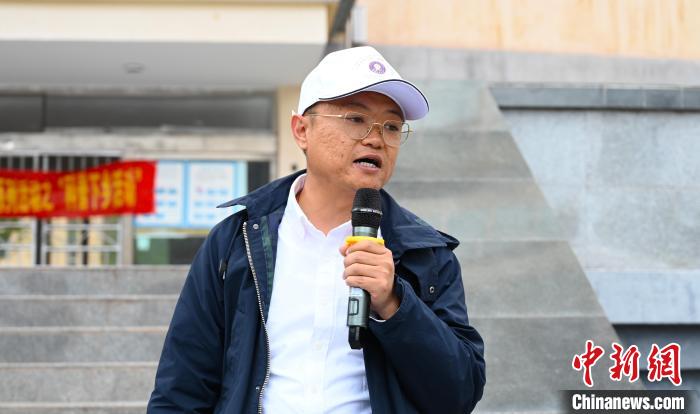 圖為西藏大學(xué)教授李昊為中學(xué)生授課。　趙朗 攝