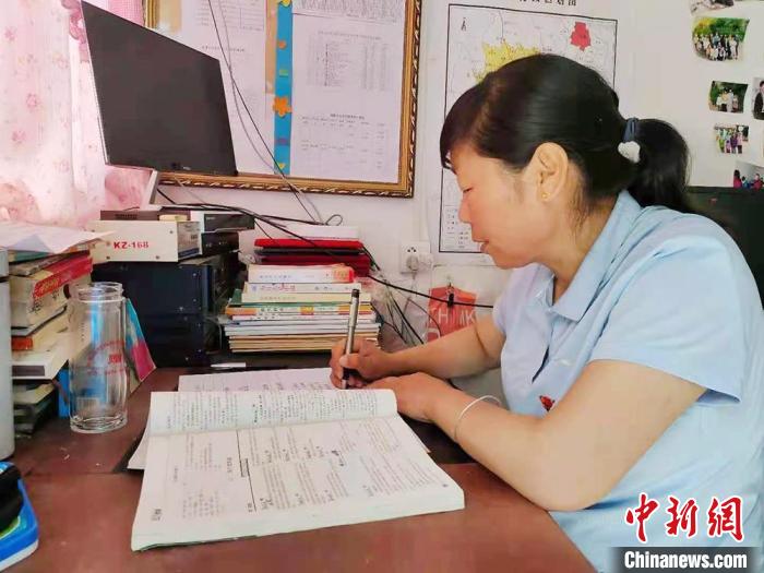 甘肅環(huán)縣“全能老師”堅(jiān)守“麻雀學(xué)?！保簩W(xué)生在，我就在