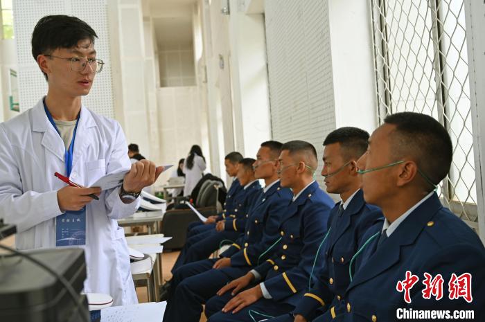 圖為研究團(tuán)隊(duì)成員登記消防員信息?！≮w朗 攝