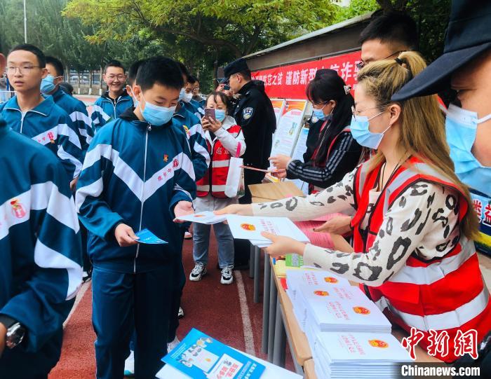 圖為西寧市法制宣傳進(jìn)校園。　西寧市城西區(qū)供圖