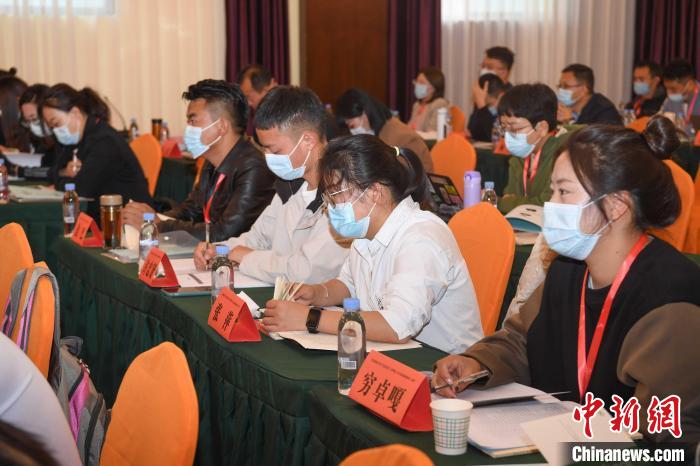 圖為第十五期全國(guó)預(yù)防青少年違法犯罪工作理論與務(wù)實(shí)高級(jí)研修班學(xué)員正在上課?！∝暩聛?lái)松 攝