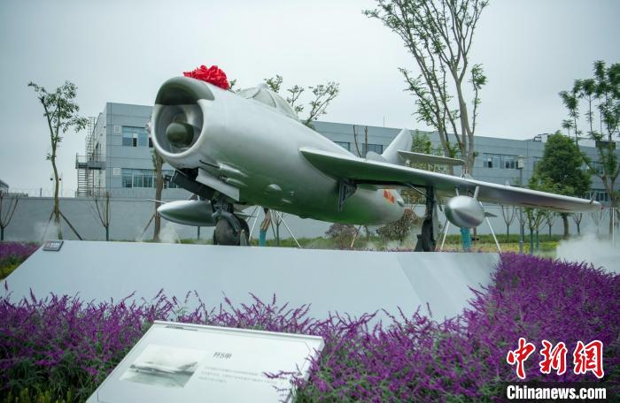 園林式戰(zhàn)斗機(jī)博物館內(nèi)展示的“殲5甲”飛機(jī)?！⒅铱?攝