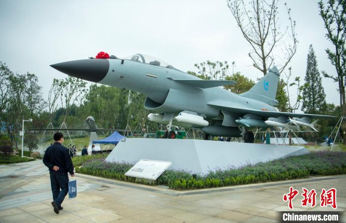 園林式戰(zhàn)斗機博物館內(nèi)展示的“殲10C”飛機?！⒅铱?攝