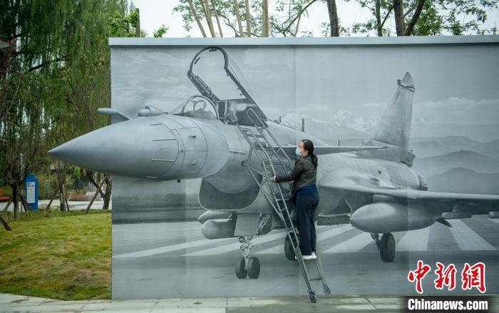 “猛龍出擊”互動墻前市民體驗登機場景?！⒅铱?攝