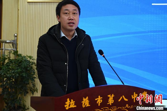 圖為城關(guān)區(qū)委副書記、區(qū)委教育工作領(lǐng)導(dǎo)小組組長(zhǎng)汪鋒致辭?！≮w朗 攝