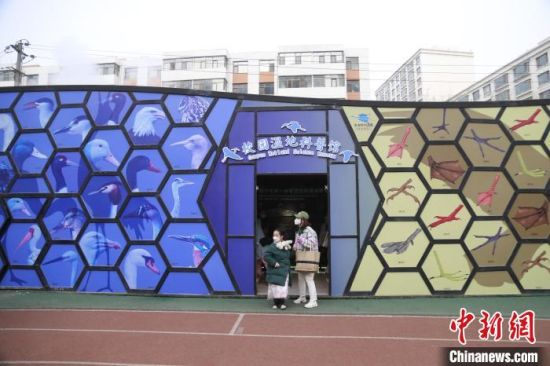 圖為西寧市第一中學濕地科普宣教館?！±罱瓕?攝