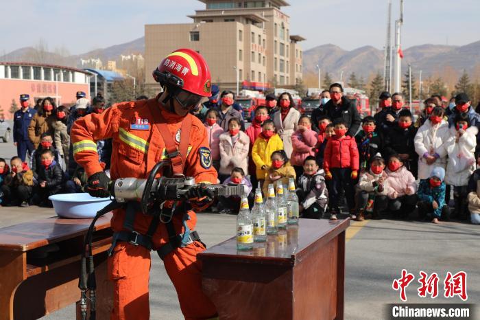 圖為消防救援人員技能展示?！铨埥?攝