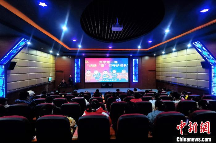 圖為小朋友們上消防安全知識(shí)教育課?！铨埥?攝