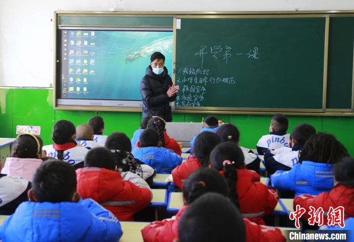 圖為學生正在上課?！●R銘言 攝