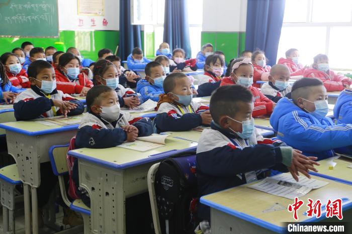 圖為學生學習七步洗手法。　馬銘言 攝