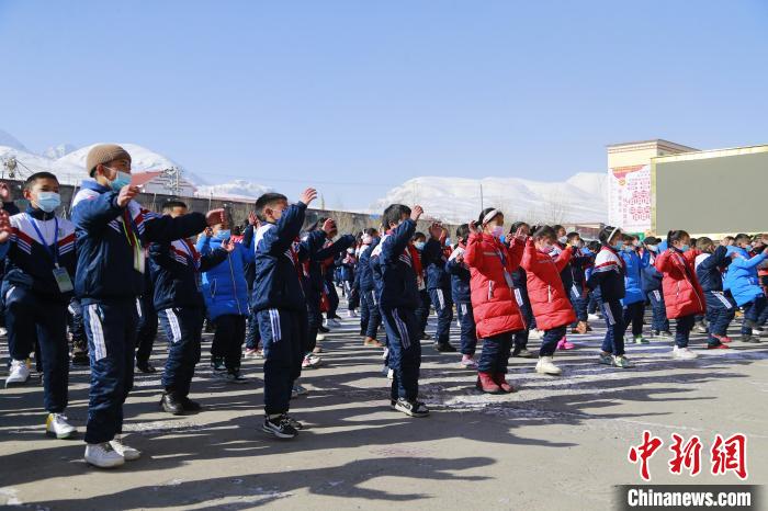 圖為學生跳起歡快的藏族舞蹈迎接新學期。　馬銘言 攝