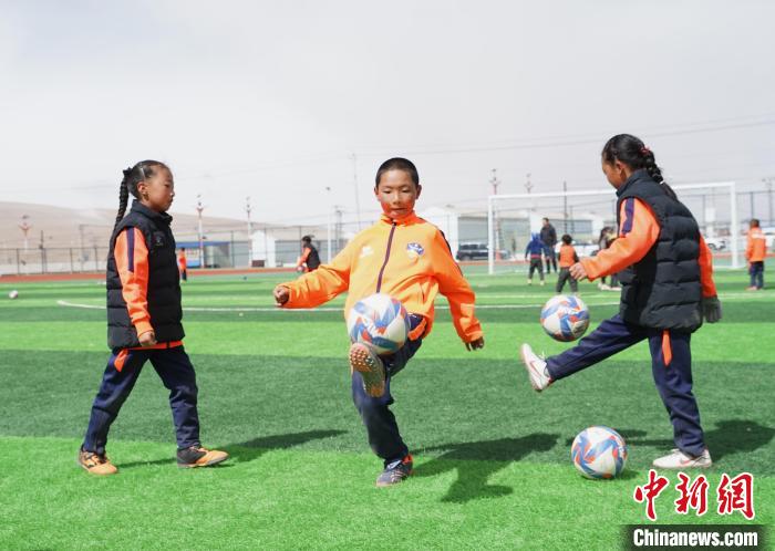 圖為孩子們進行顛球訓練?！●R銘言 攝