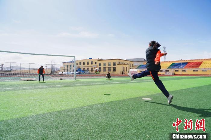 圖為一名女孩進行射門訓練?！●R銘言 攝