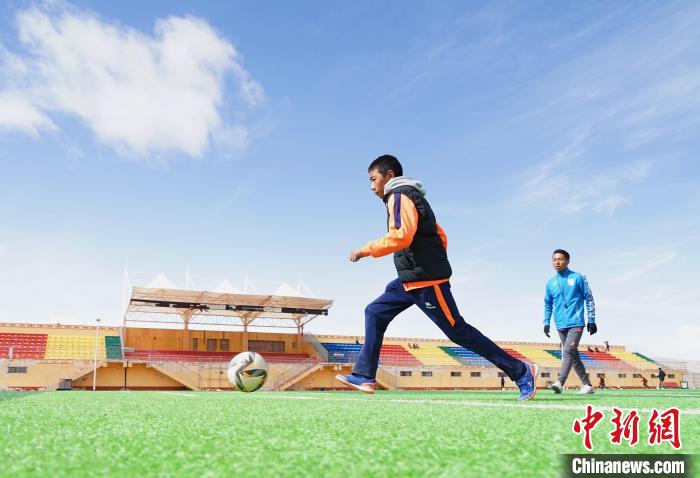 圖為一名男孩運球射門?！●R銘言 攝