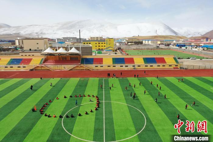 航拍曲麻萊縣足球場。　馬銘言 攝