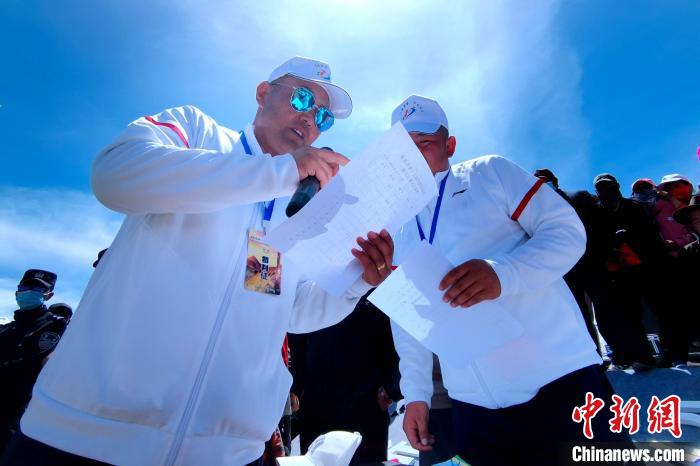 圖為裁判員統(tǒng)計牧民運動項目比賽成績?！±铍h 攝