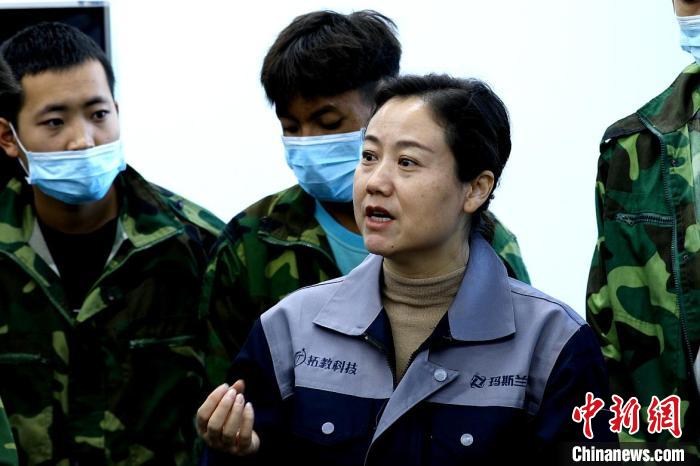 圖為李富香給與學(xué)生交流。(資料圖) 青海省教育廳供圖