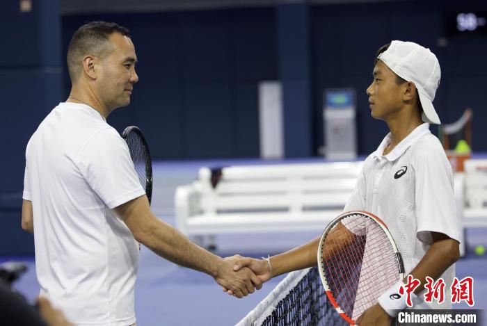 闊別兩年后，王發(fā)(右一)和王育喜(左一)再握手?！↑S迪燊 攝