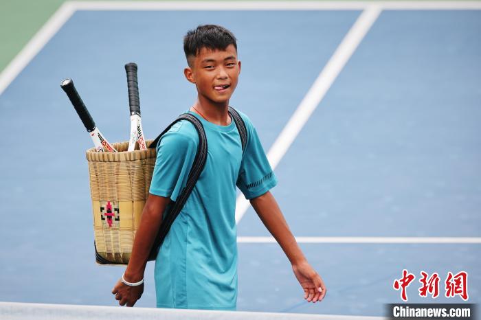 王發(fā)背著背簍在賽場(chǎng)上?！±罱ㄋ?攝