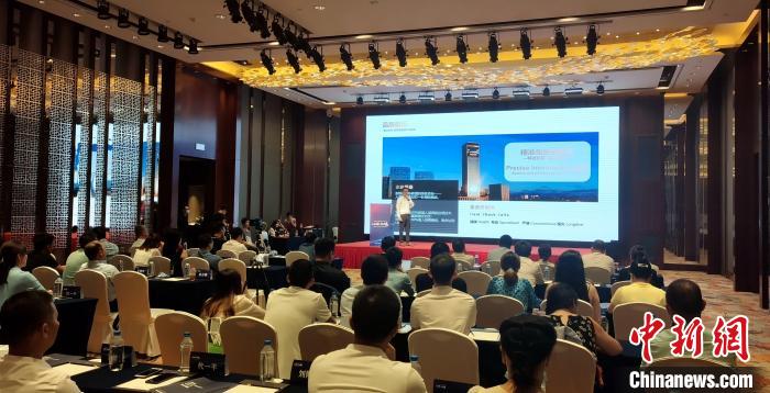 熱休細胞總經(jīng)理吳建洪介紹三年發(fā)展歷程。　楊伏山 攝