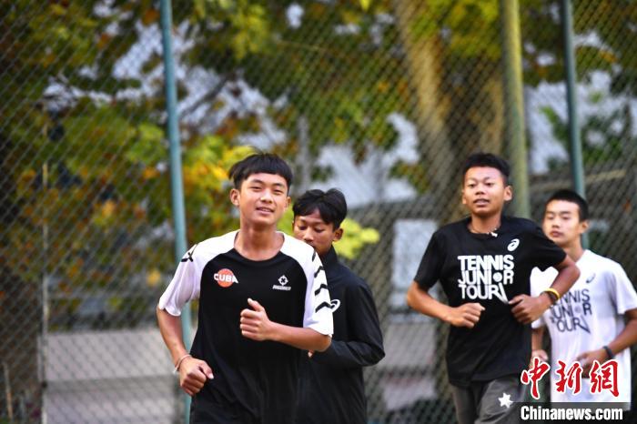 圖為王發(fā)和隊(duì)友們進(jìn)行體能訓(xùn)練。　鄭晨子 攝