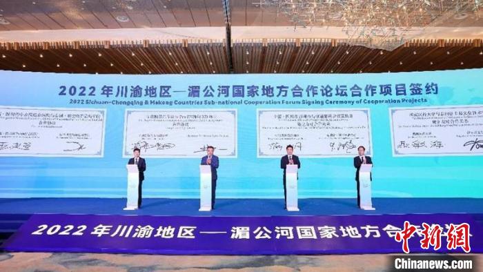 多個項目集中簽約。王宇 攝