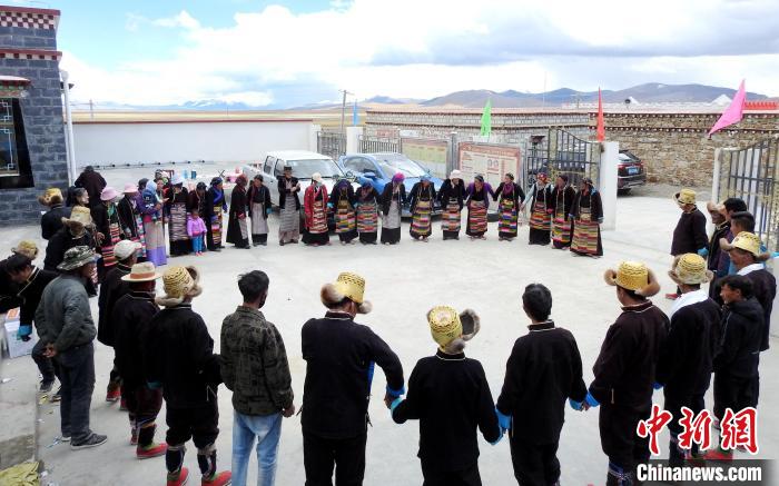 圖為普瑪江塘鄉(xiāng)民眾載歌載舞?！±丝ㄗ涌h網(wǎng)信辦供圖
