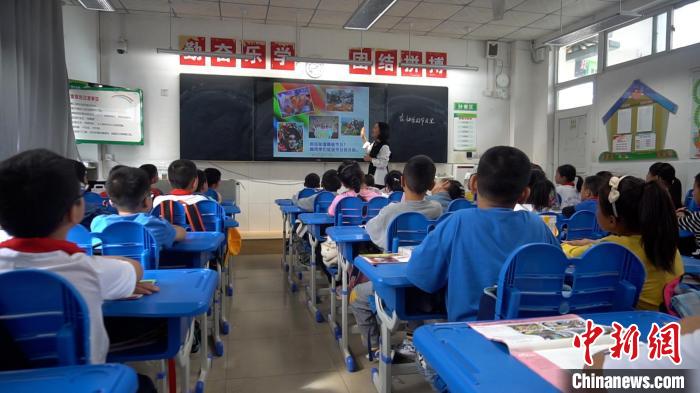 正在上課的學(xué)生?！√茊⒑?攝