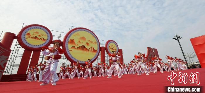 圖為山西翼城花鼓展演?！×赫赵?攝