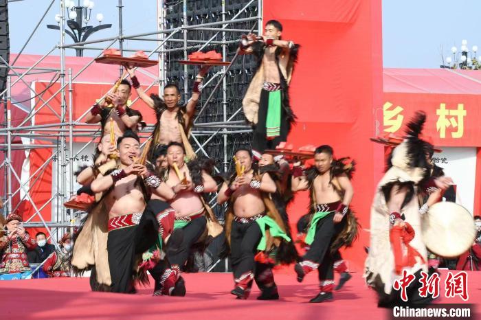 圖為少數(shù)民族舞蹈展演?！×赫赵?攝