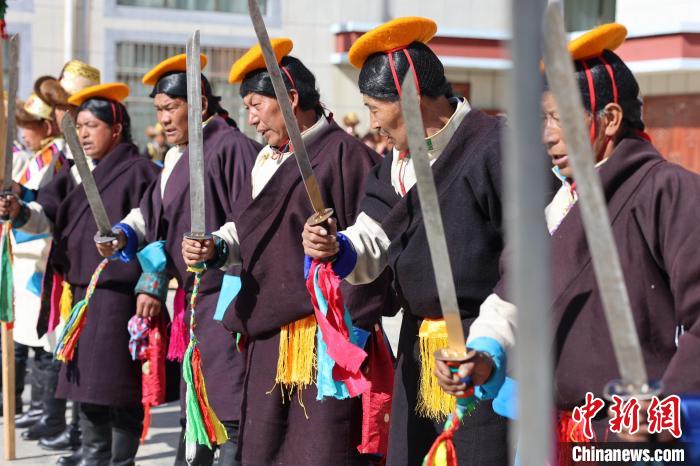 圖為藝人們手持藏刀表演加麻百·甲江。　倫珠澤仁 攝