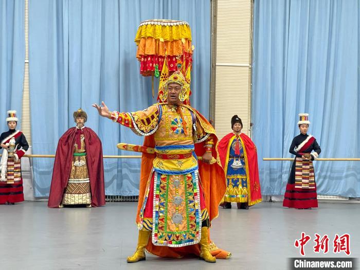 圖為格薩爾劇展演?！∠锴凡抛?供圖