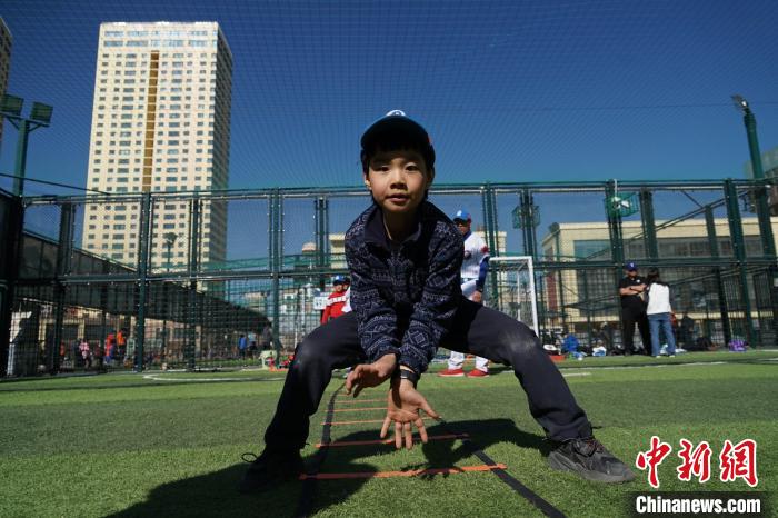 圖為小棒球手進(jìn)行接球動作訓(xùn)練?！●R銘言 攝