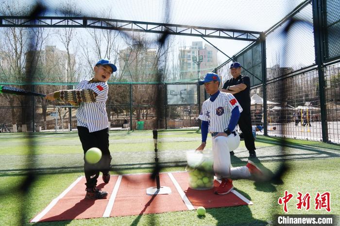 圖為教練指導(dǎo)小棒球手進(jìn)行擊球訓(xùn)練?！●R銘言 攝