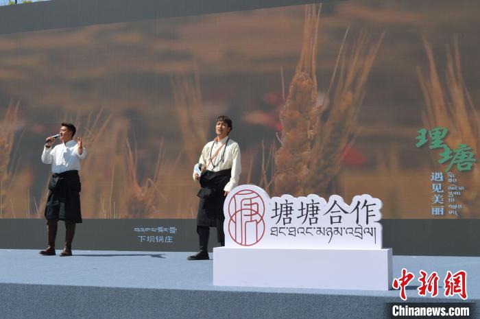 “康巴漢子”現(xiàn)場獻(xiàn)唱?！≈炝杞?攝