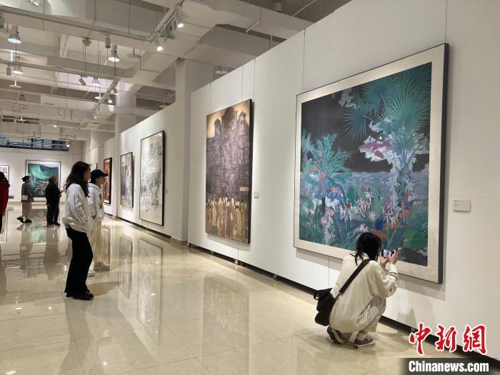 圖為全國青年教師中國畫學術邀請展吸引學生觀展?！＄婌?攝