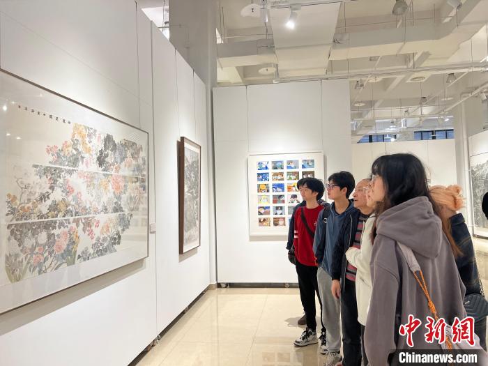 圖為全國青年教師中國畫學術邀請展現場。　鐘旖 攝
