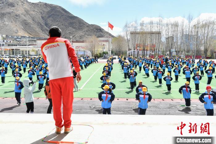 圖為學(xué)生在跳繩教練齊景龍的指導(dǎo)下做準(zhǔn)備運(yùn)動(dòng)?！∝暩聛硭?攝