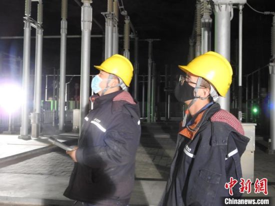 圖為5月10日凌晨，國網(wǎng)青海檢修公司柴達木換流站運維人員在進行柴拉直流系統(tǒng)停電操作?！∫杂?攝