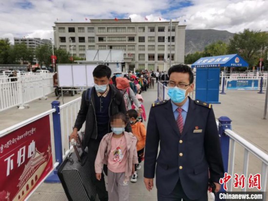 圖為拉薩車站工作人員為西藏先心病患兒和陪同人員提供“綠色”接力幫扶，并開通了專門通道，讓他們快速進站上車。拉薩車站 供圖