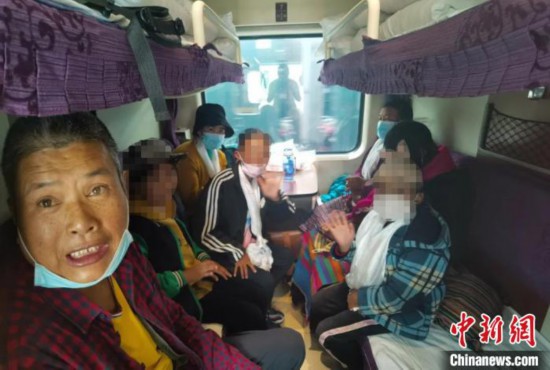 圖為乘坐Z266次列車的西藏先心病患兒和陪同人員。拉薩車站 供圖